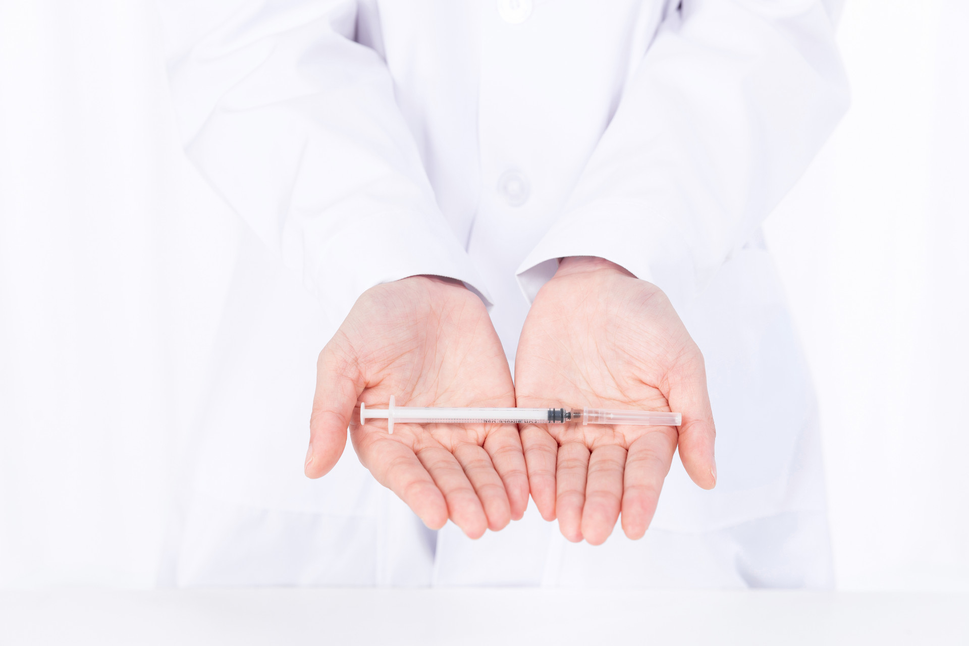 摄图网_501673302_banner_手捧注射器特写(企业商用).jpg 摄图网_501673302_banner_手捧注射器特写(企业商用).jpg