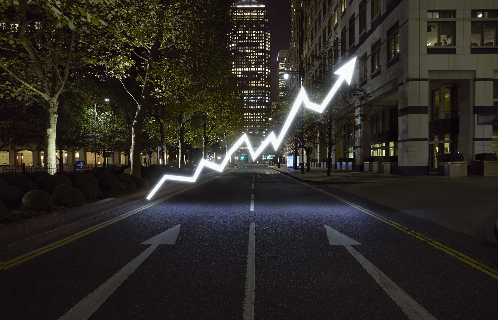 摄图网_501444177_banner_英国伦敦城市街夜光箭头符号(企业商用).jpg 摄图网_501444177_banner_英国伦敦城市街夜光箭头符号(企业商用).jpg